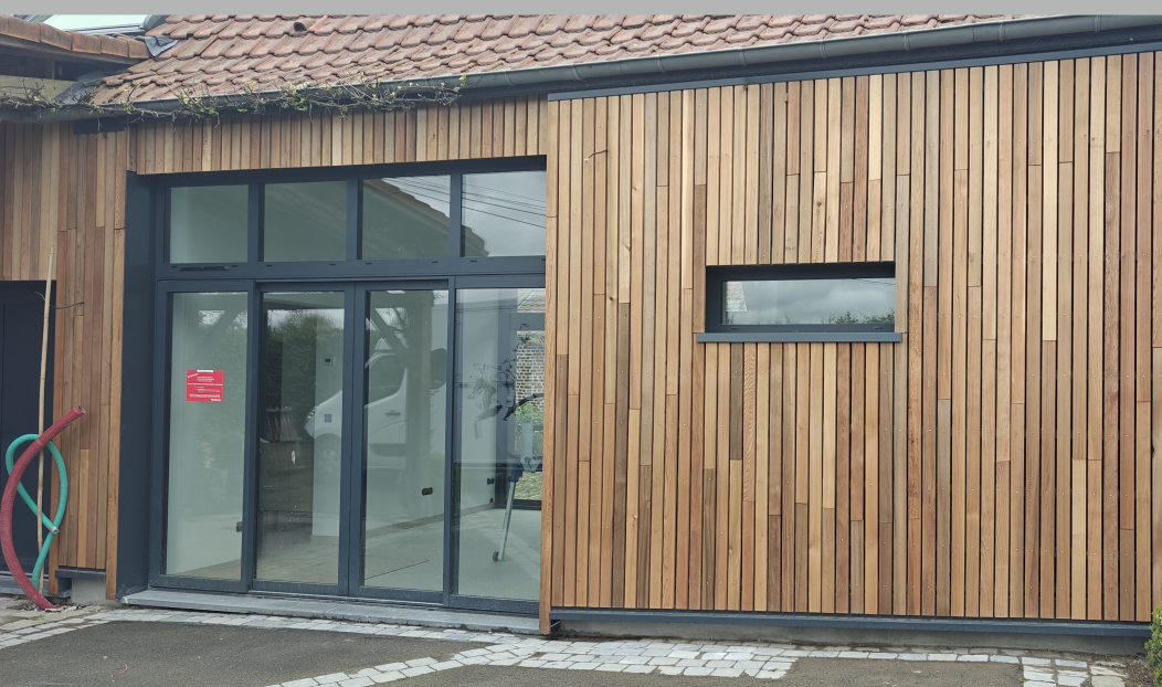 Pose de bardage bois naturel sur façade de maison